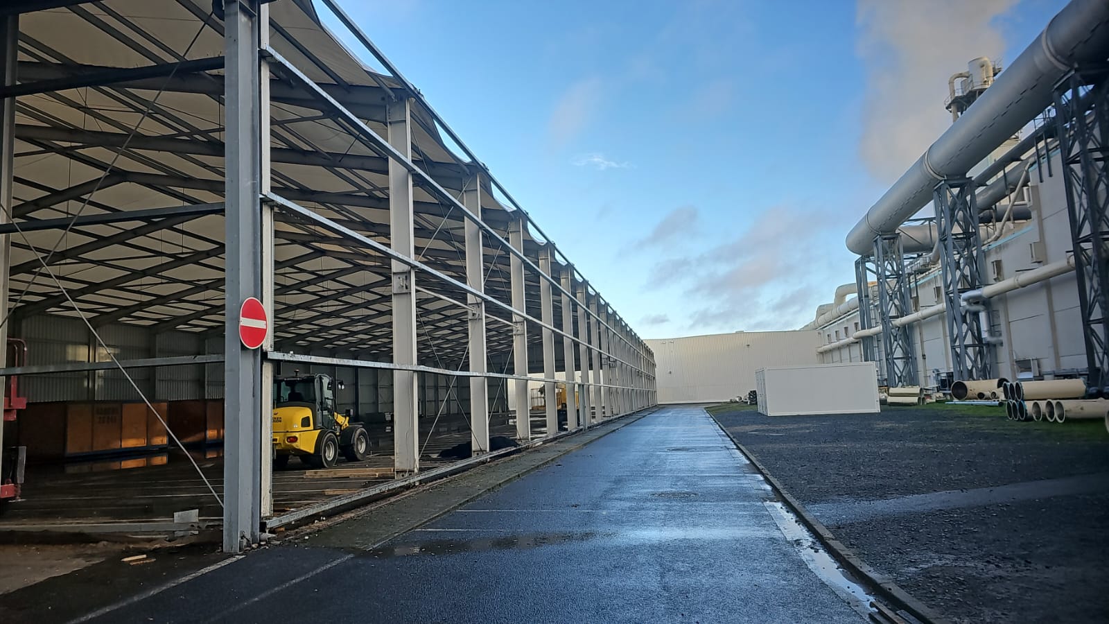 Hală metalică industrială în execuție